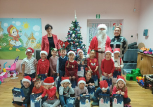 Zdjęcie dzieci z grupy trzeciej z Mikołajem